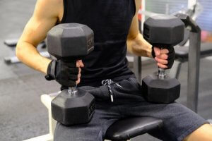 Como dominar o desenvolvimento com halter com um só braço?