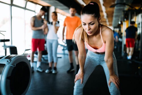 Contras de treinar na academia