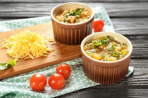 Receita com batata, brócolis e maçã no ramekin