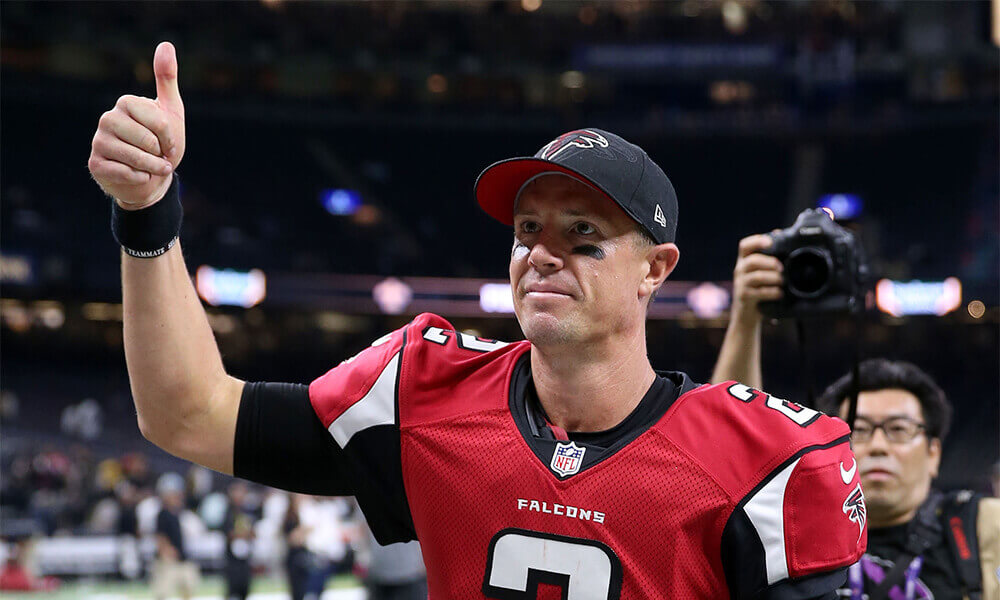 Matt Ryan cumprimentando público