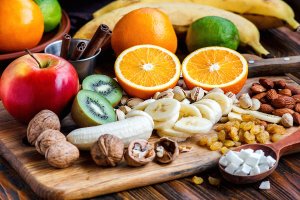 Como o consumo de carboidratos afeta mulheres ativas?