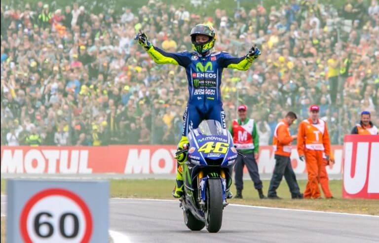 Rossi cede a ele a melhor moto