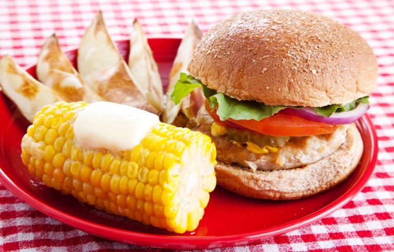 Prato com lanche e milho