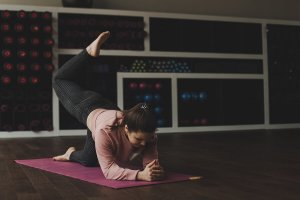 É bom jantar e fazer exercícios antes de dormir?