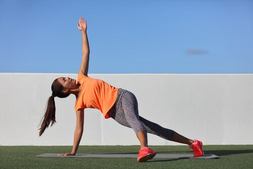O abdominal lateral testa seu equilíbrio enquanto você trabalha seus músculos oblíquos