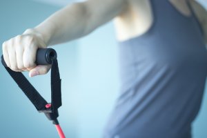 6 exercícios para peito com a faixa elástica