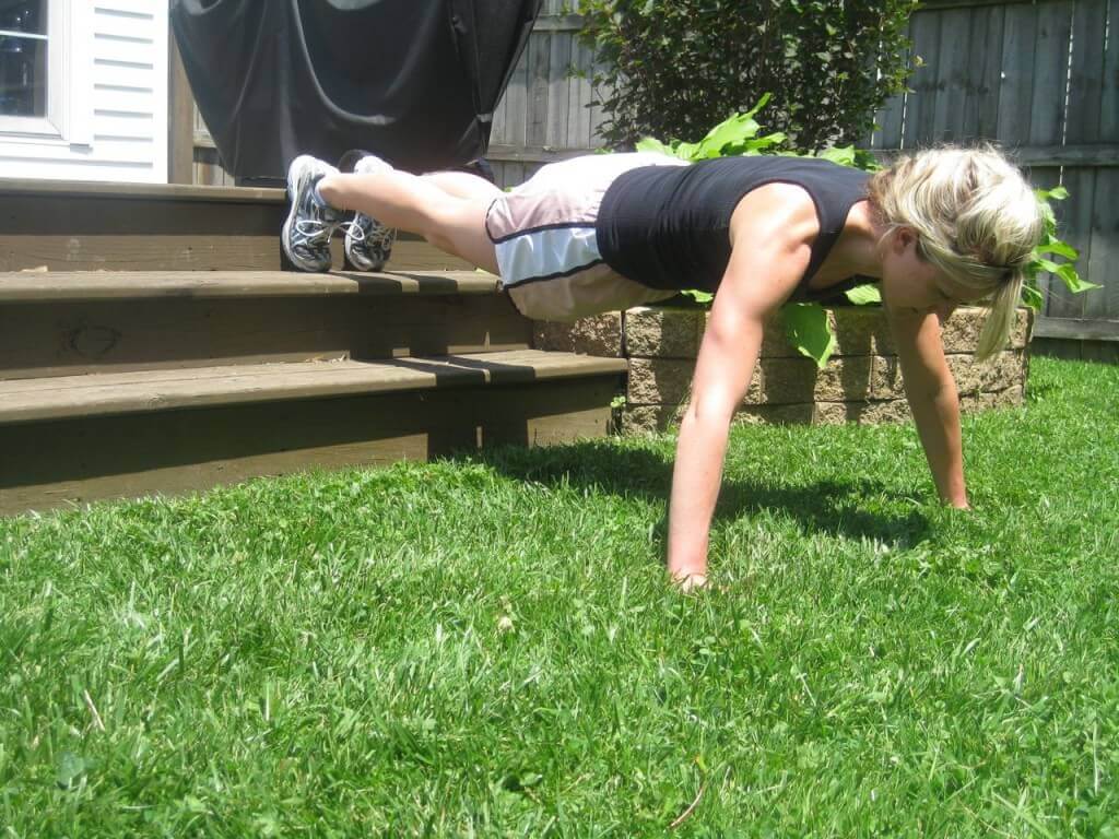 Flexões invertidas para um peitoral tonificado