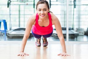 Faça flexões no chão para tonificar seu corpo