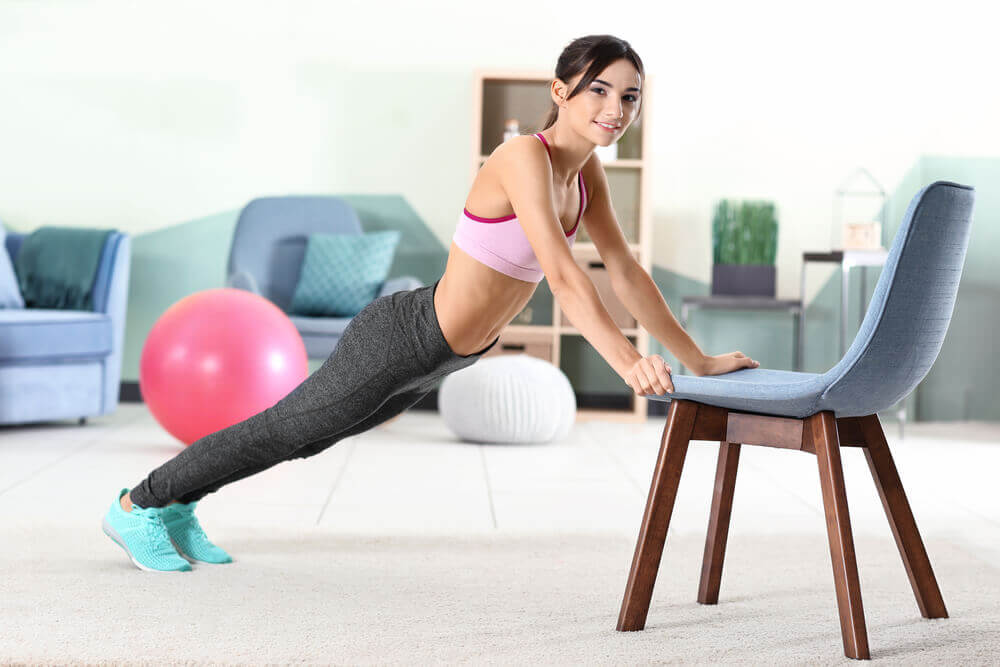 Treine tríceps apoiando seus braços em uma cadeira