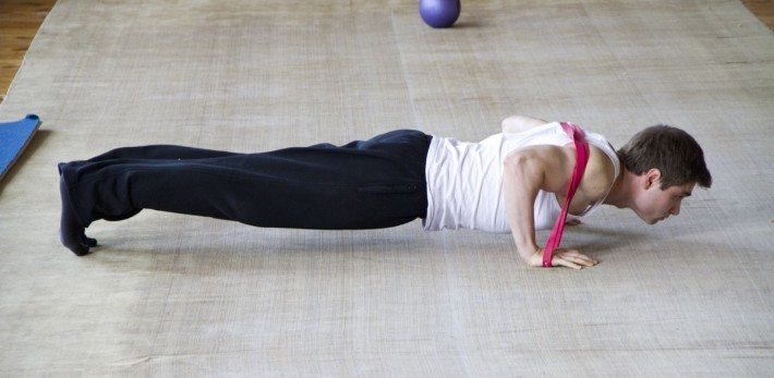 Flexões com elástico