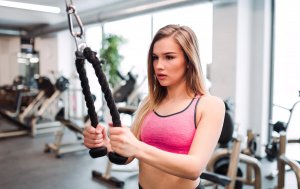 Treinamento de força para pessoas jovens