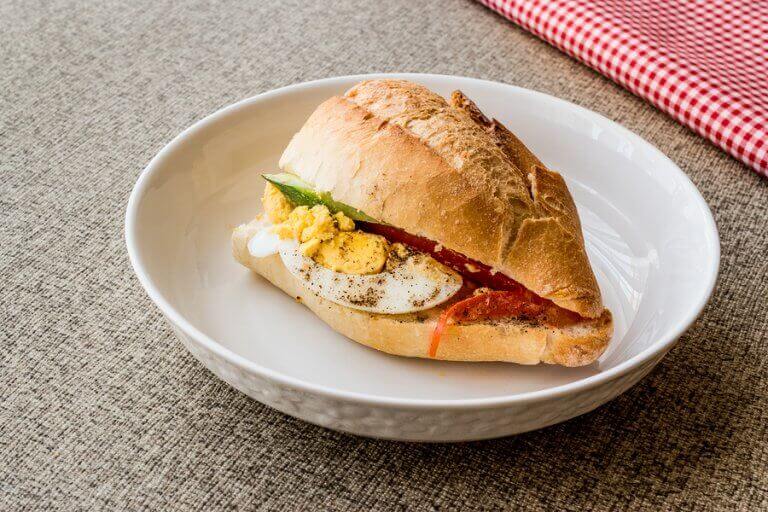 Lanches para o pré-treino: Sanduíche de ovo cozido e tomate