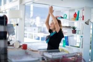 3 séries de Yoga para pessoas que trabalham em escritório