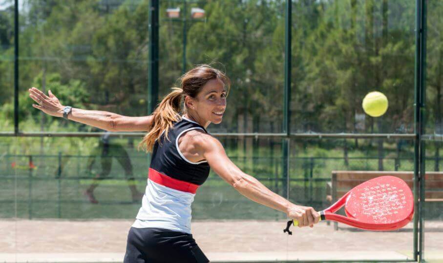 Mulher praticando padel