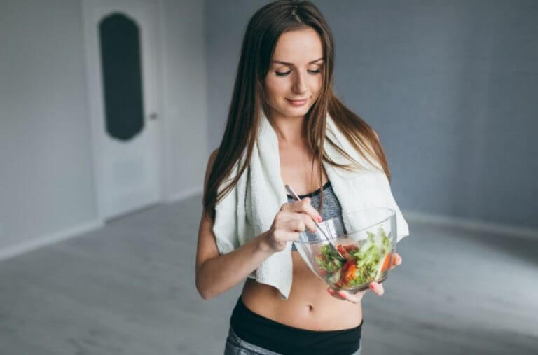 Esportista comendo salada