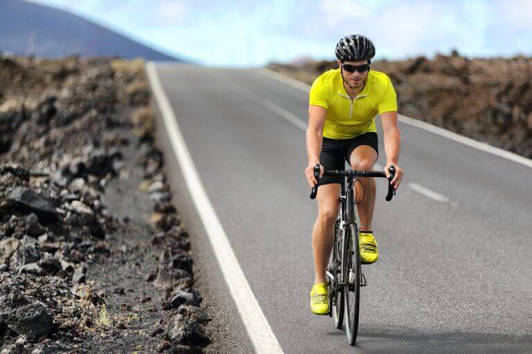 Homem praticando ciclismo na estrada