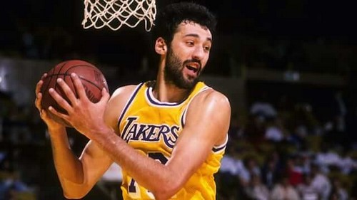 A história do iugoslavo Vlade Divac é uma das de maior sucesso do basquete europeu
