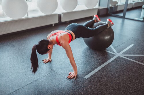 Os melhores exercícios com a bola suíça