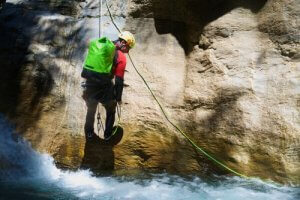 Descubra o canyoning: uma atividade física ao ar livre completa