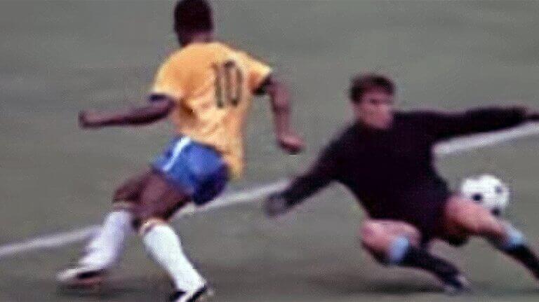 Pele jogando
