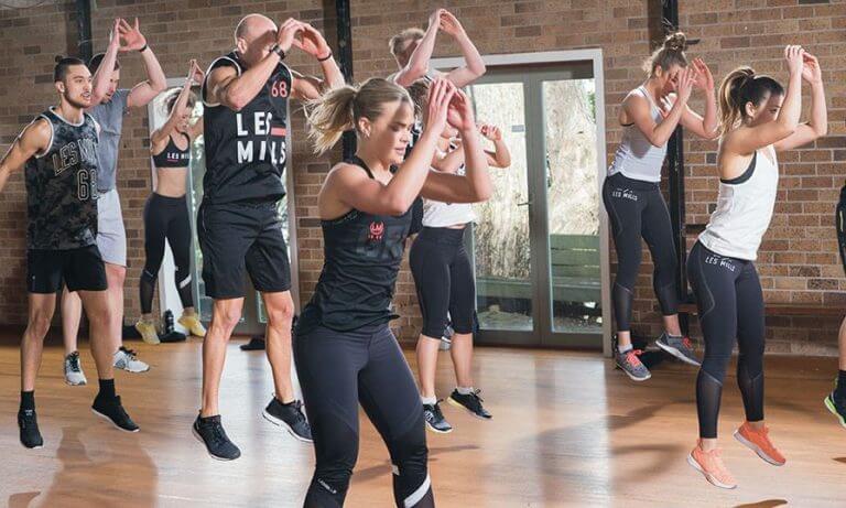 Turma fazendo burpees