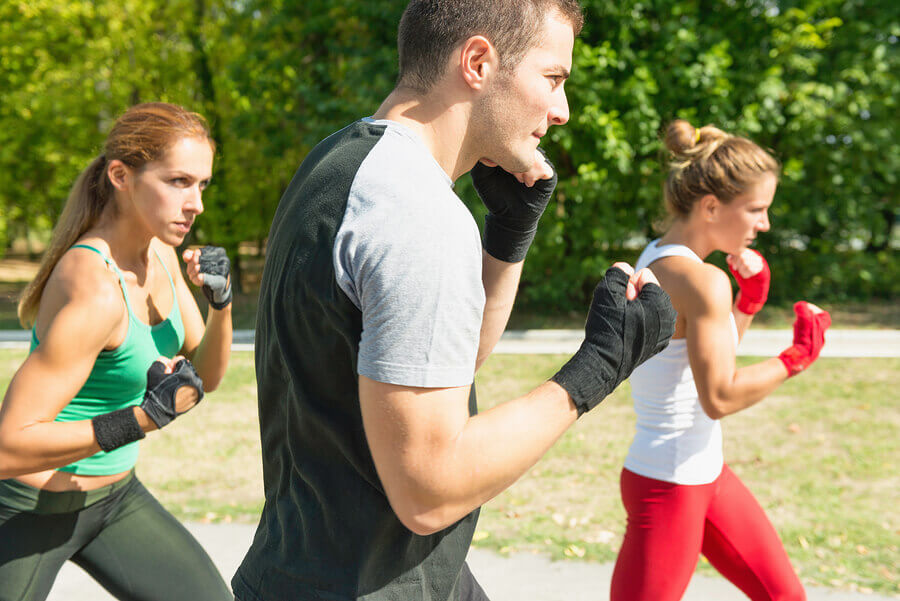 Pratique tae bo e combine artes marciais com boxe