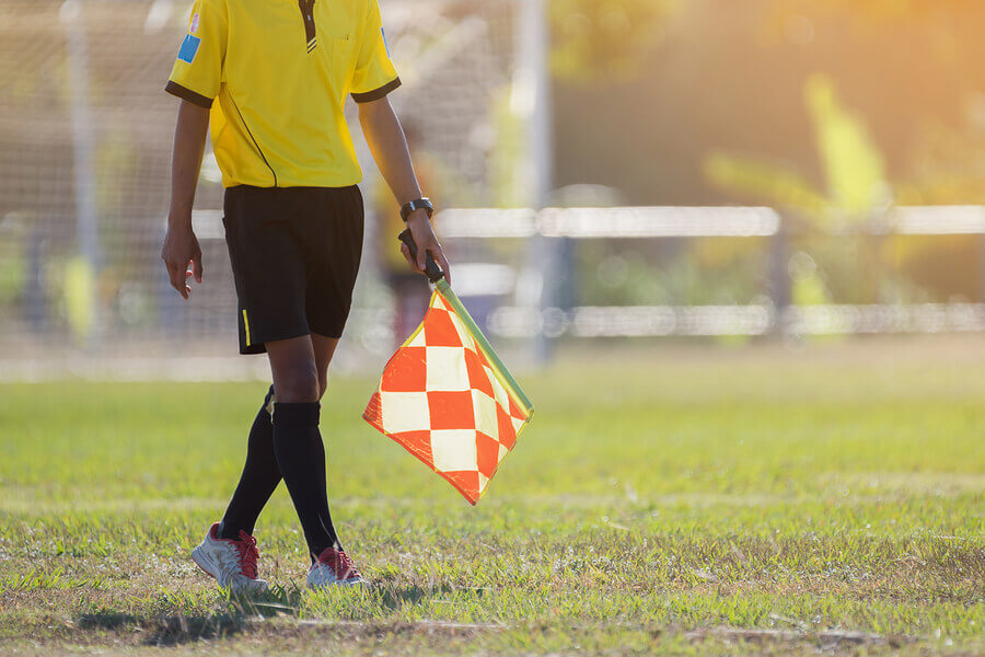 A figura do árbitro assistente no futebol