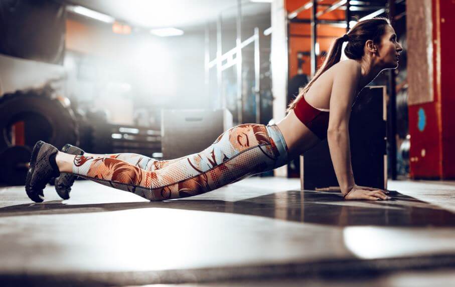 Menina fazendo burpees