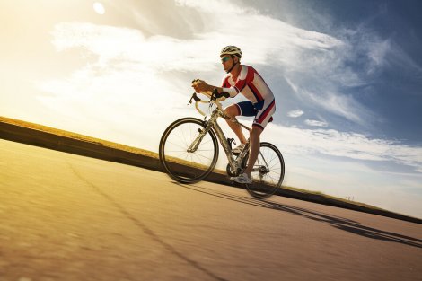 Homem em prova de ciclismo