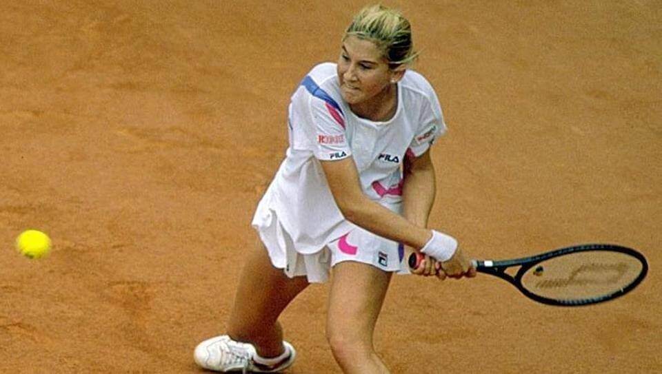 Monica Seles foi esfaqueada nas costas durante um jogo.