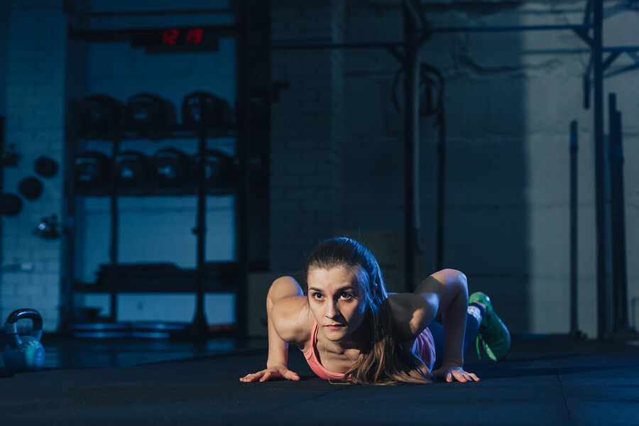 Mulher fazendo burpees