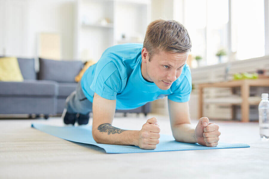 Homem fazendo prancha em casa