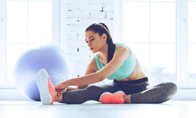 Mulher alongando a perna