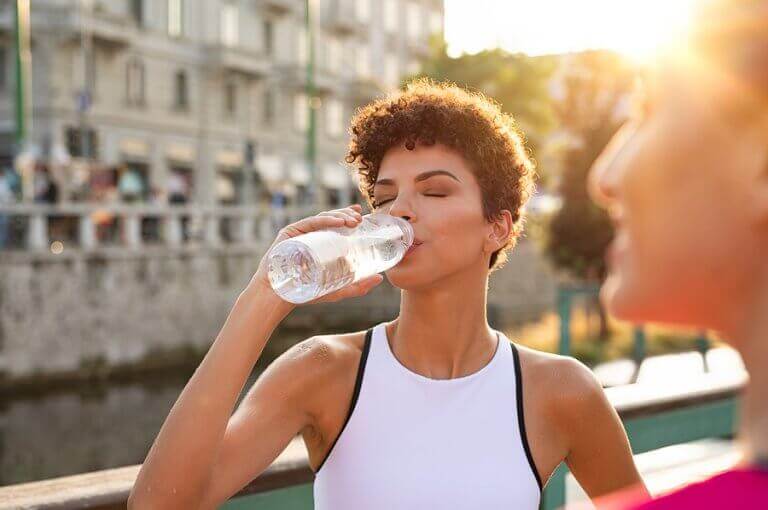 Hidratação em climas quentes: dicas para caminhadas