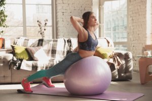 Exercícios com a bola de pilates para trabalhar o core