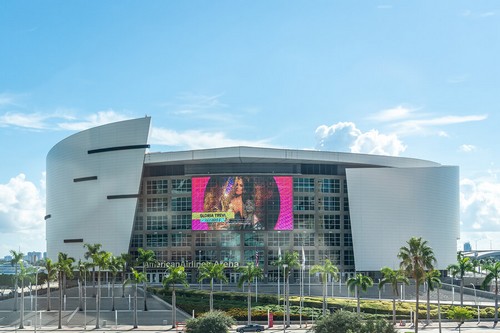 A American Airlines Arena está localizada no centro de Miami, próximo à Baía Byscaine. Foi inaugurada em 1999 e tem capacidade para pouco mais de 19.000 espectadores
