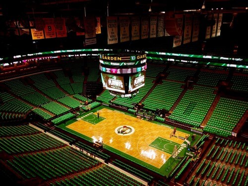 O TD Garden tem capacidade de 18.000 pessoas para jogos da NBA e um pouco menos para os da NHL.