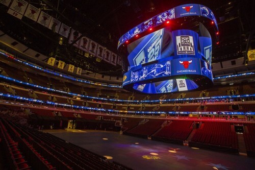 O United Center é a maior arena fechada dos Estados Unidos, com quase 90.000 metros quadrados e capacidade para mais de 21.000 pessoas