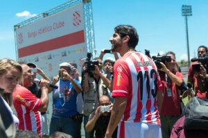 Carreira de Sebastián 'Loco' Abreu, o jogador que jogou em mais equipes