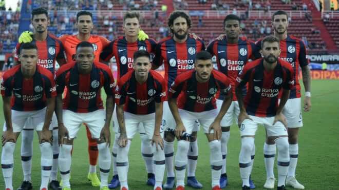 O San Lorenzo tem um total de 24 títulos, dos quais 15 são de campeonatos da primeira divisão. Seu maior rival é o Huracán, do bairro Parque Patricios
