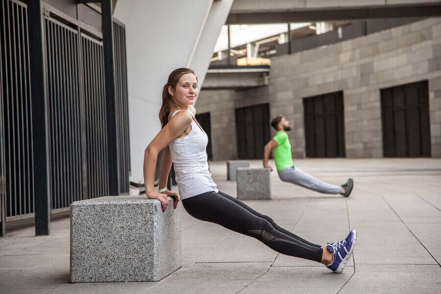 O tríceps de banco trabalha principalmente os grupos musculares agonistas, que são o tríceps braquial e o deltoide