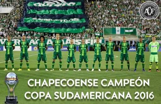 A Chapecoense, em seu momento de maior glória, viajava para Medellín para jogar o primeiro jogo da final contra o Atlético Nacional, quando o avião caiu, causando a morte de 76 pessoas, incluindo a maioria dos jogadores
