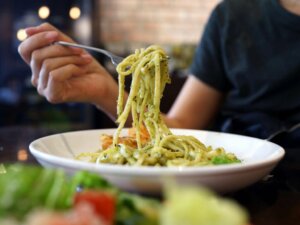 Devo evitar comer carboidratos à noite?