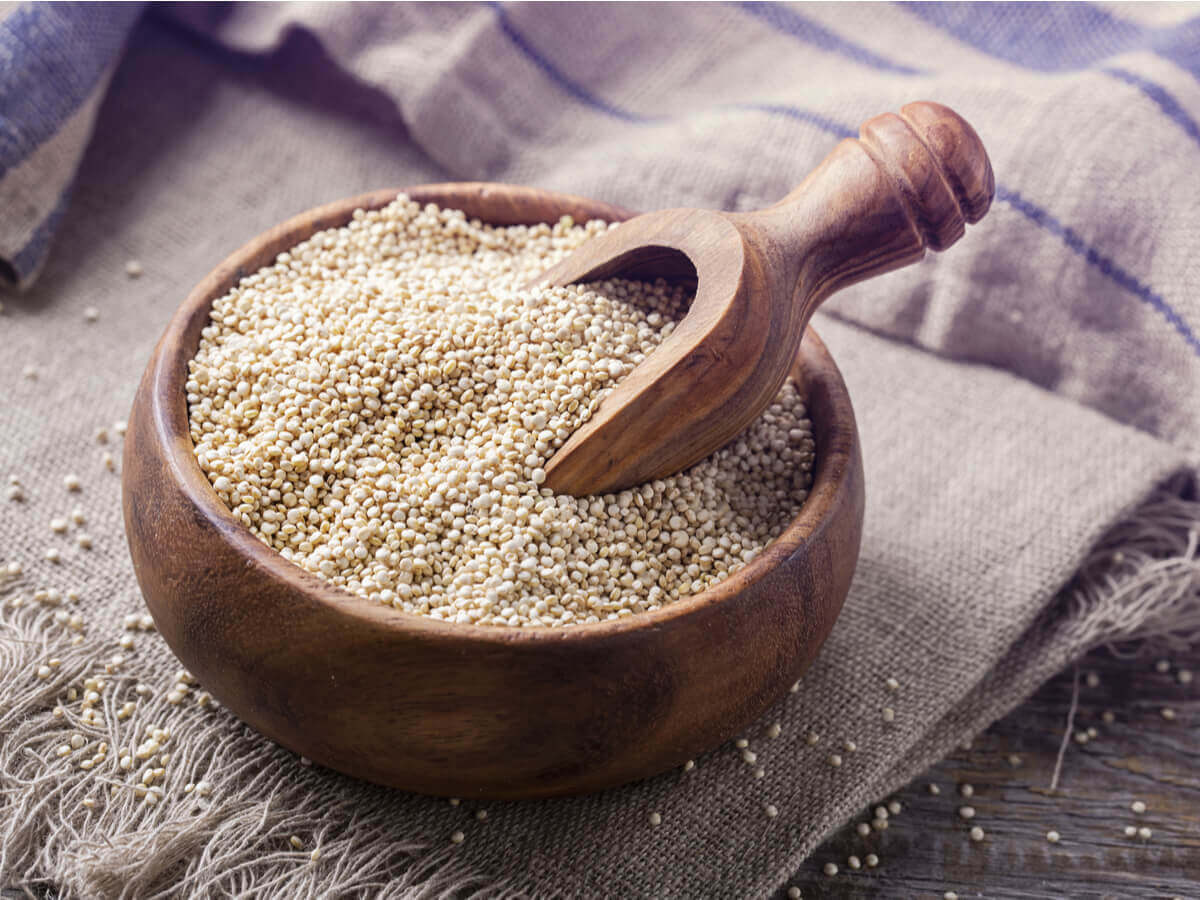 Tigela de quinoa crua