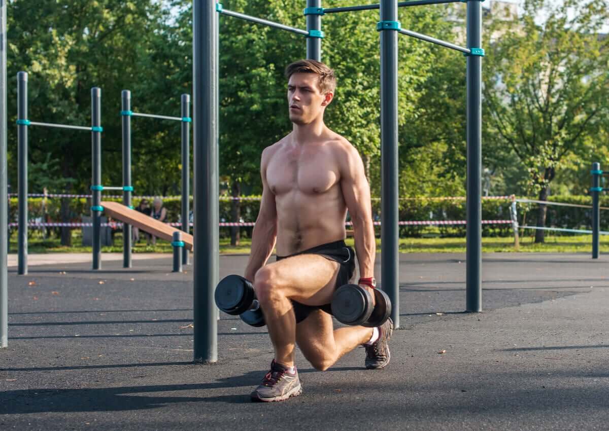 exercícios de afundos com halteres