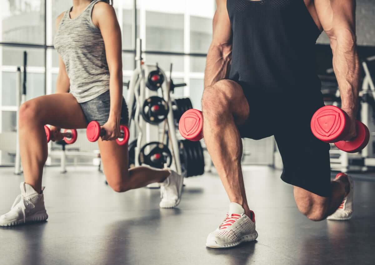 exercícios de afundos com halteres