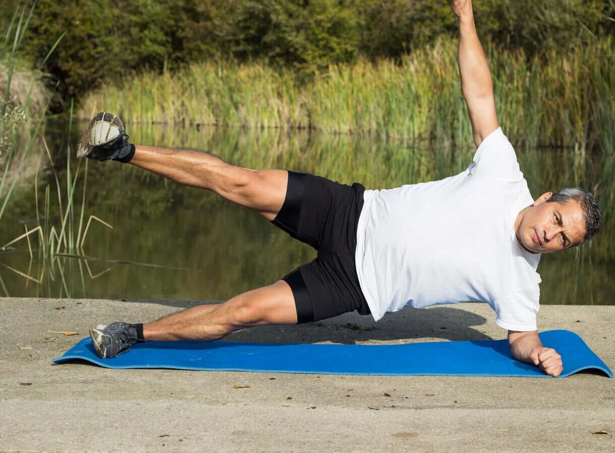 Como o core é muito importante durante a corrida, é aconselhável fazer exercícios que ajudem a fortalecê-lo. Sem dúvida, a prancha é um deles