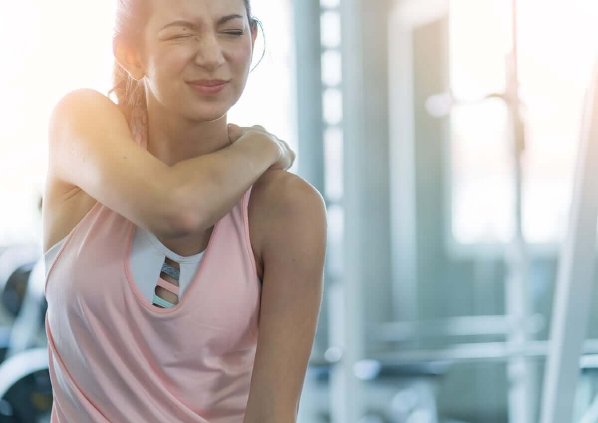 Menina com um estiramento muscular