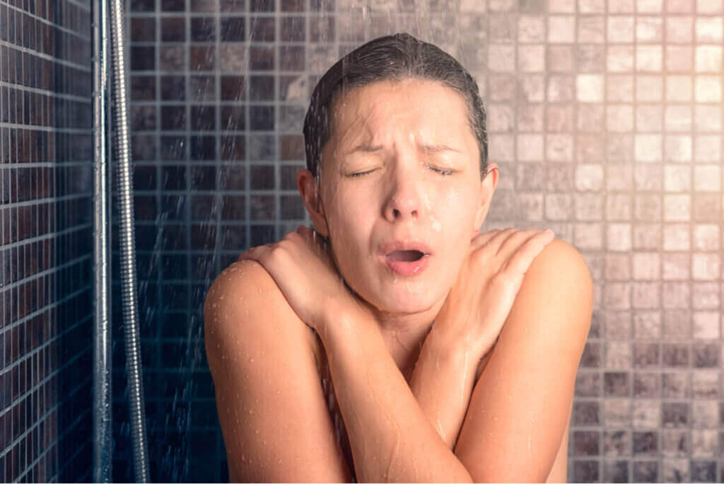 Existem benefícios de tomar banho frio após o treino?