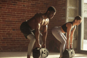 Exercícios funcionais para fazer com saco de areia